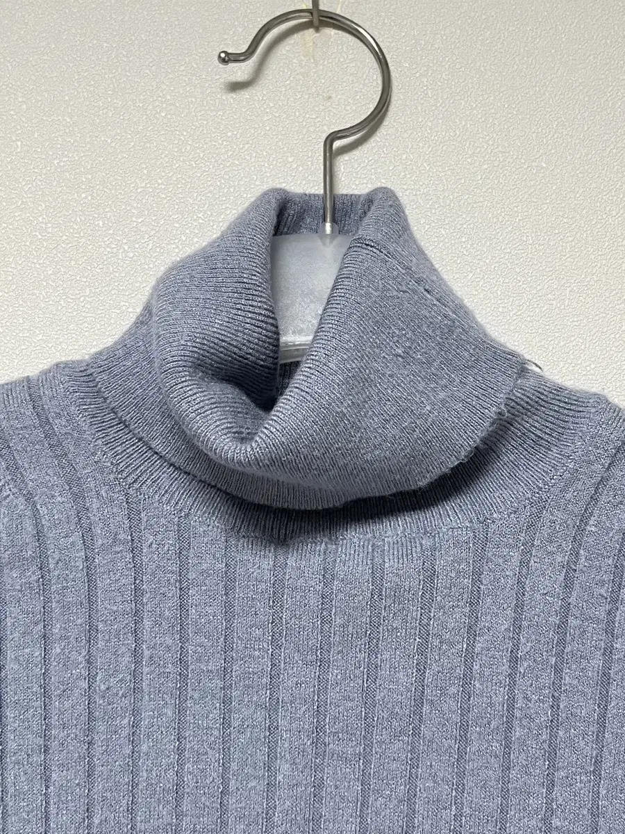 (F) Turtleneck ribbed knit sora