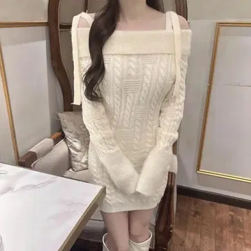 루미뇽 아이보리 오프숄더 케이블 니트