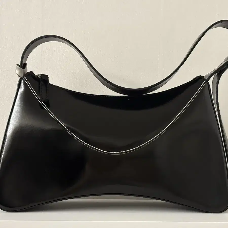 마뗑킴 CURVE SHOULDER BAG IN BLACK