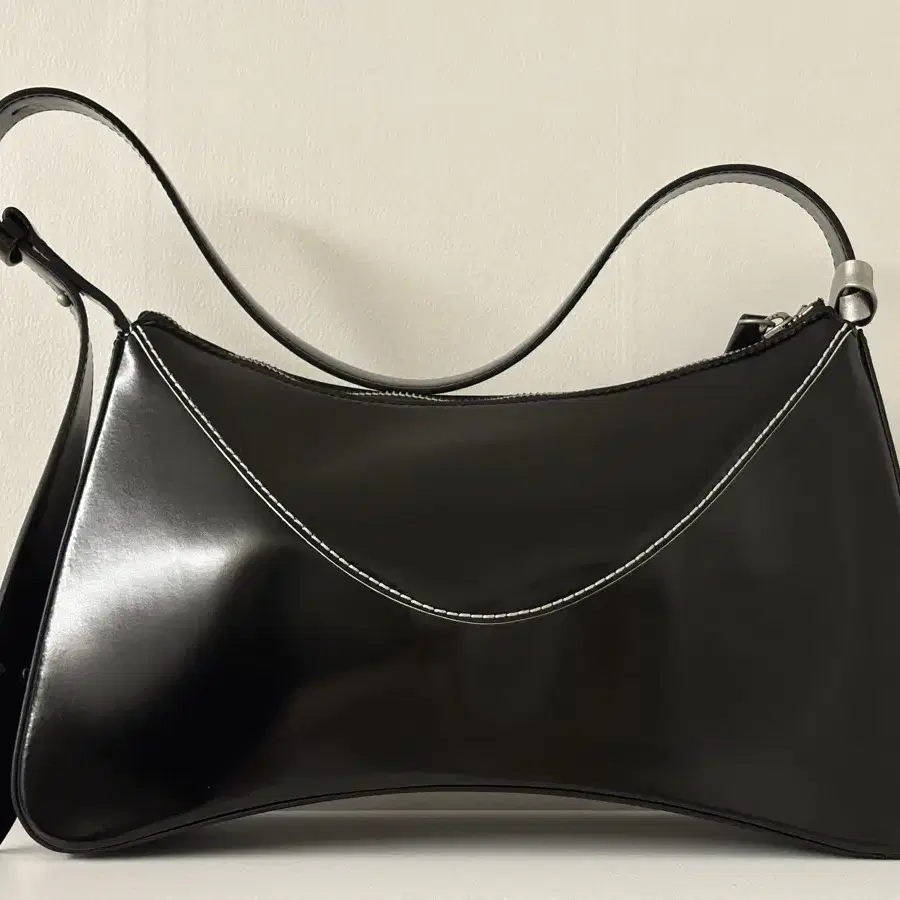 마뗑킴 CURVE SHOULDER BAG IN BLACK