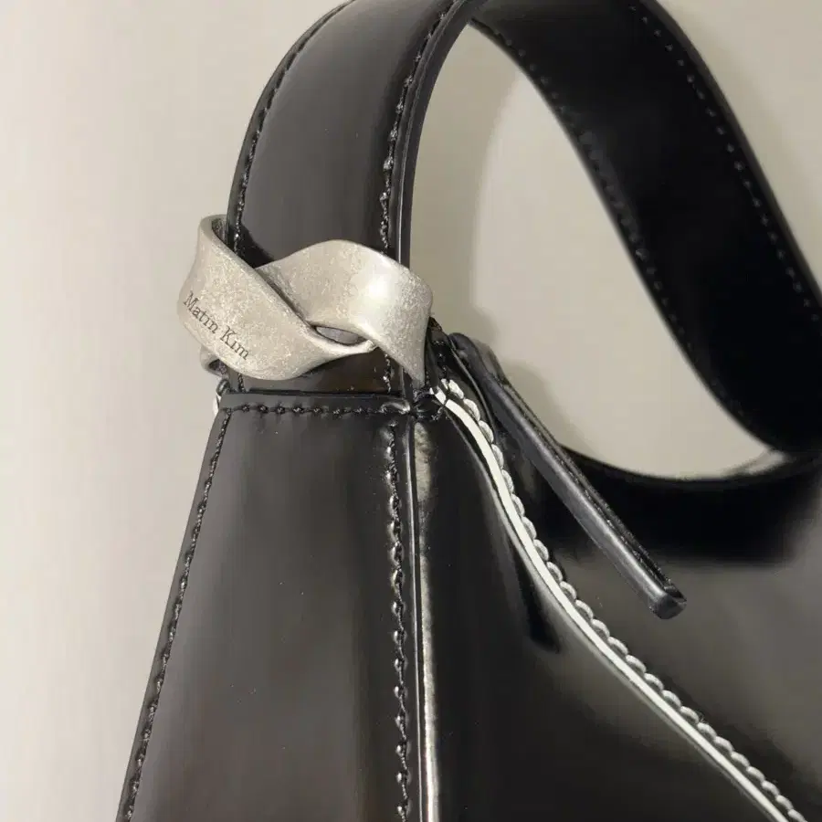 마뗑킴 CURVE SHOULDER BAG IN BLACK