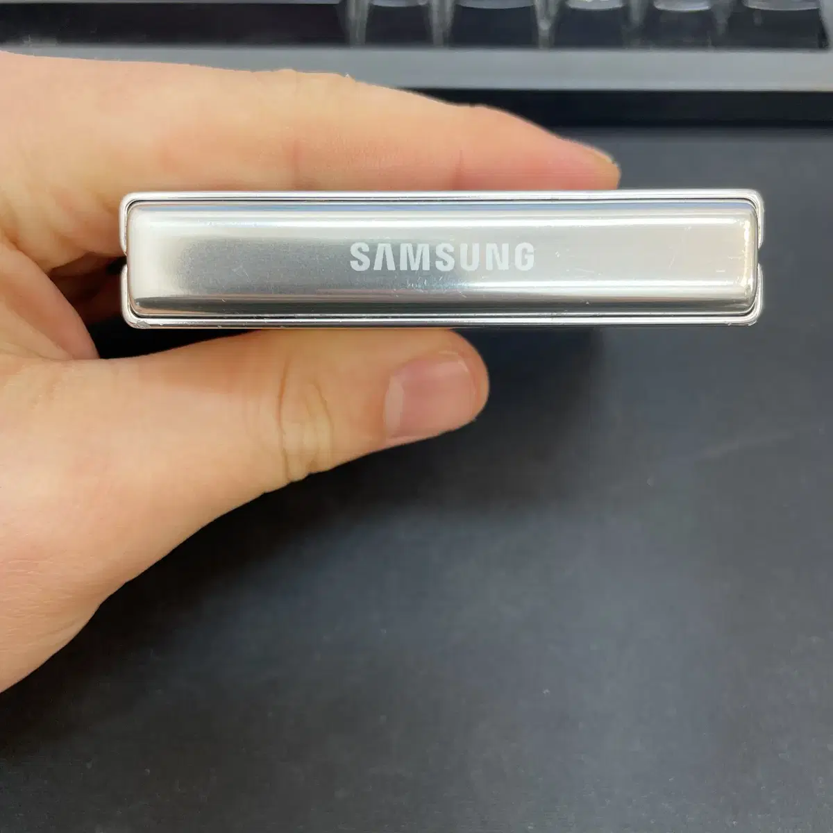 갤럭시Z플립5 크림 256GB 무잔상 상태좋은 중고52만8천팝니다.