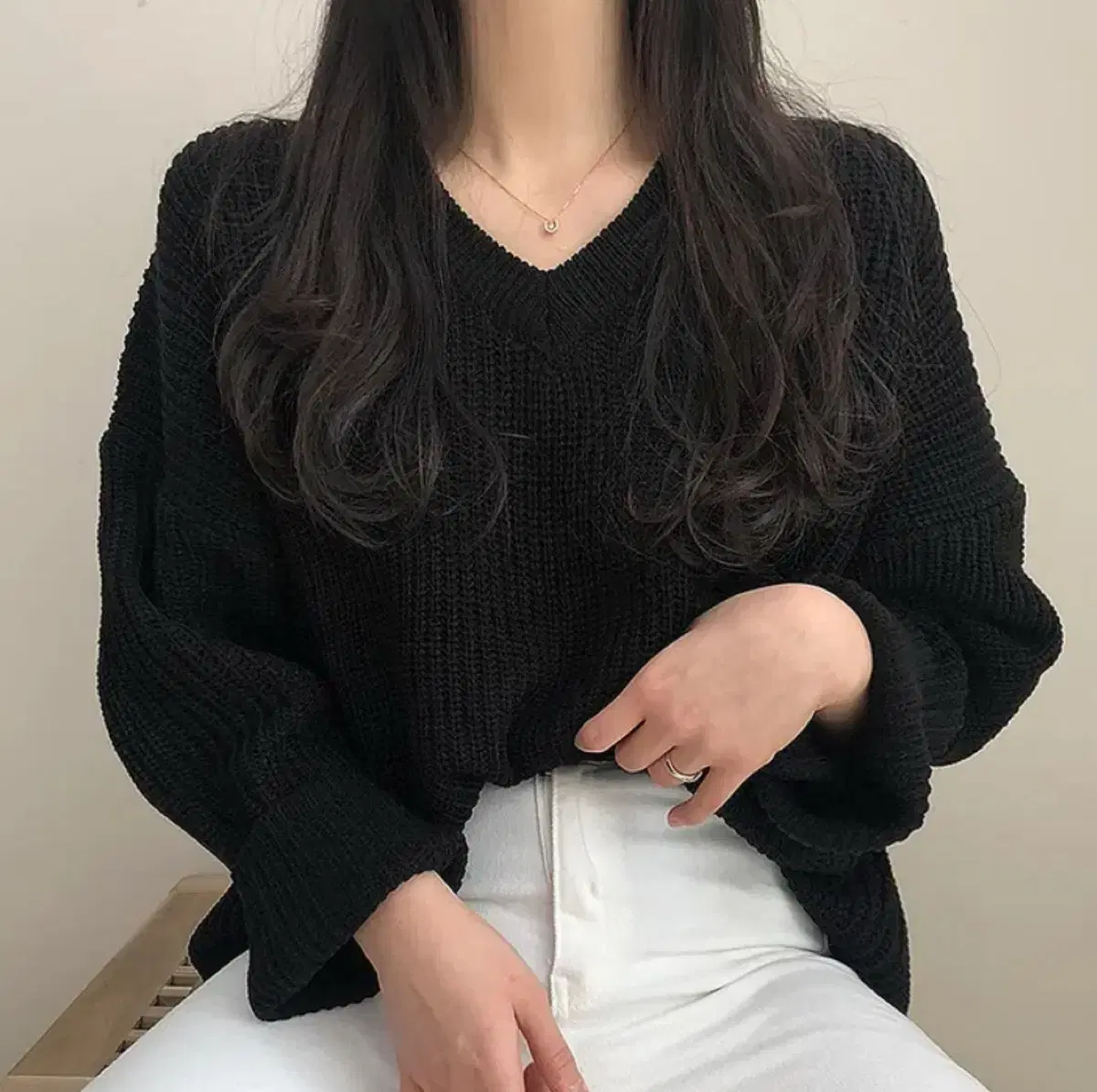 Loose-fitting V-neck knit