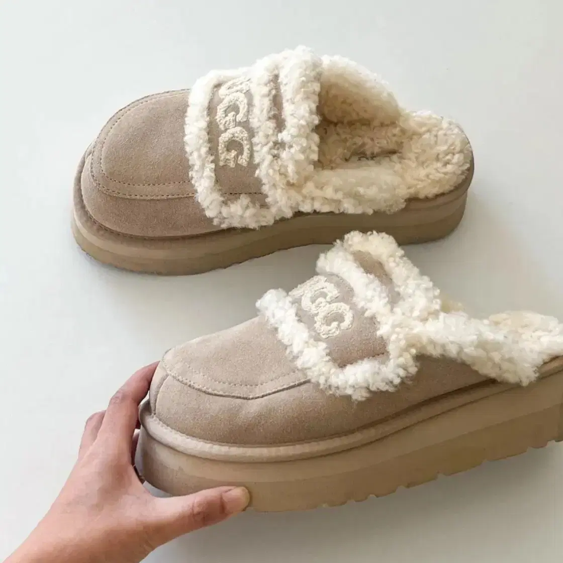 (새상품) UGG 어그 바이올렛 시어링 플랫폼 슬리퍼 4CM 베이지 37