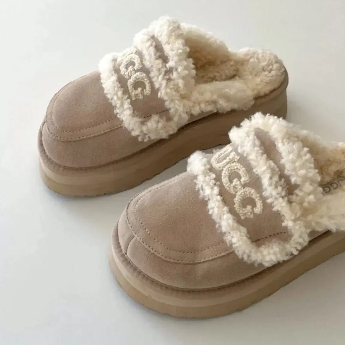 (새상품) UGG 어그 바이올렛 시어링 플랫폼 슬리퍼 4CM 베이지 37