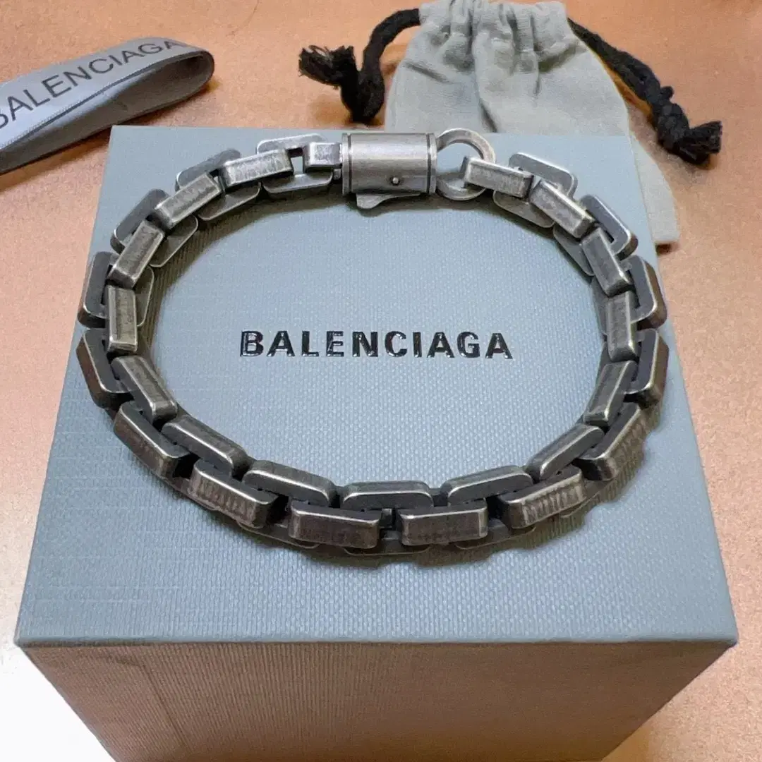 파리 세가  balenciaga 팔찌