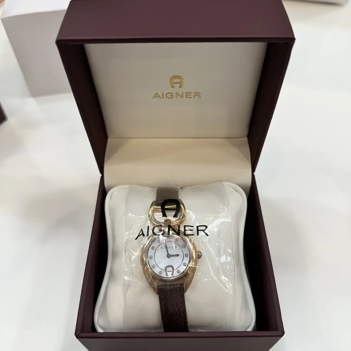 AIGNER 아이그너 여성용 가죽시계 A24339B