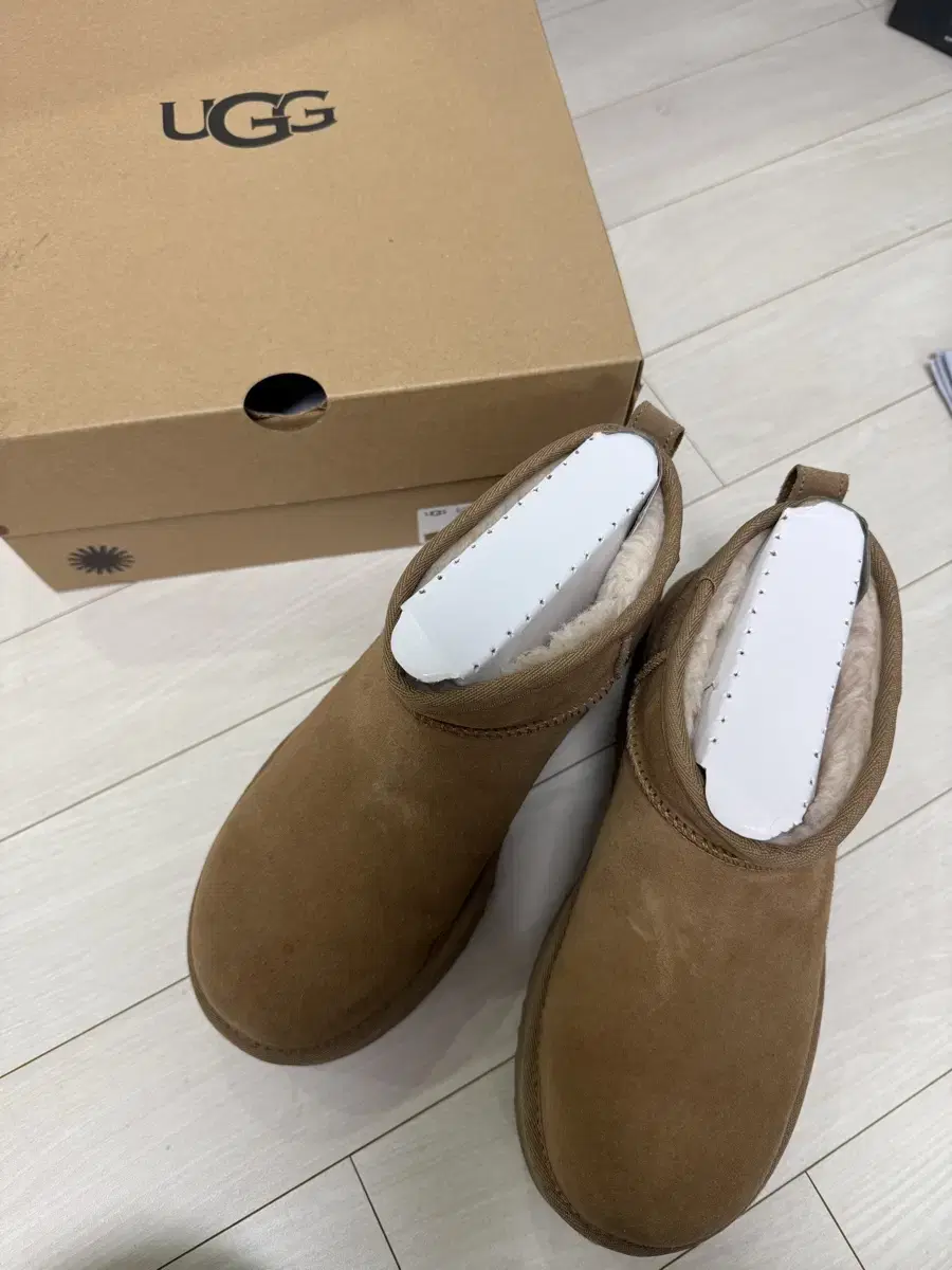 어그 UGG 클래식 울트라 미니 플랫폼 240 (us7)