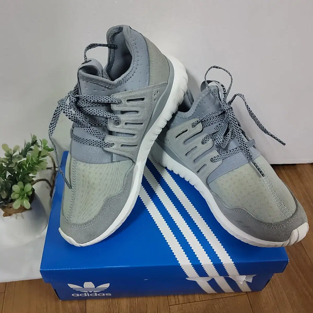 Adidas Tubular Radial Sneakers 225 in Good Condition with Video