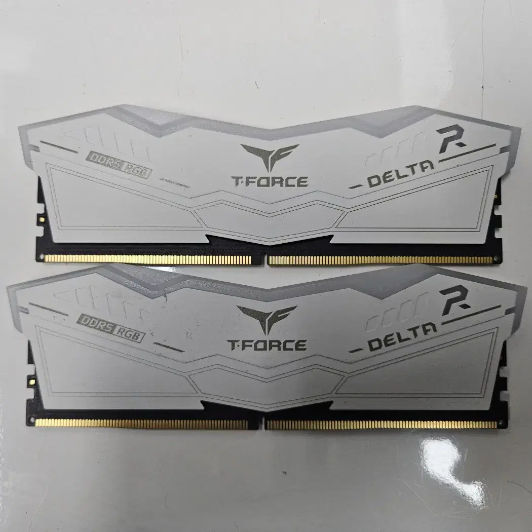 팀그룹 T-FORCE DDR5-6000 16x2 32기가 화이트 팝니다.