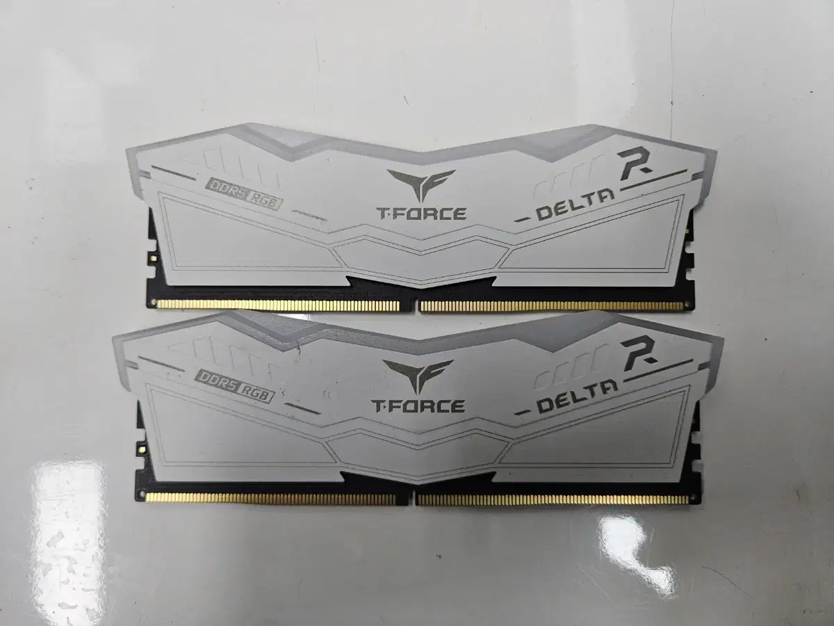 팀그룹 T-FORCE DDR5-6000 16x2 32기가 화이트 팝니다.