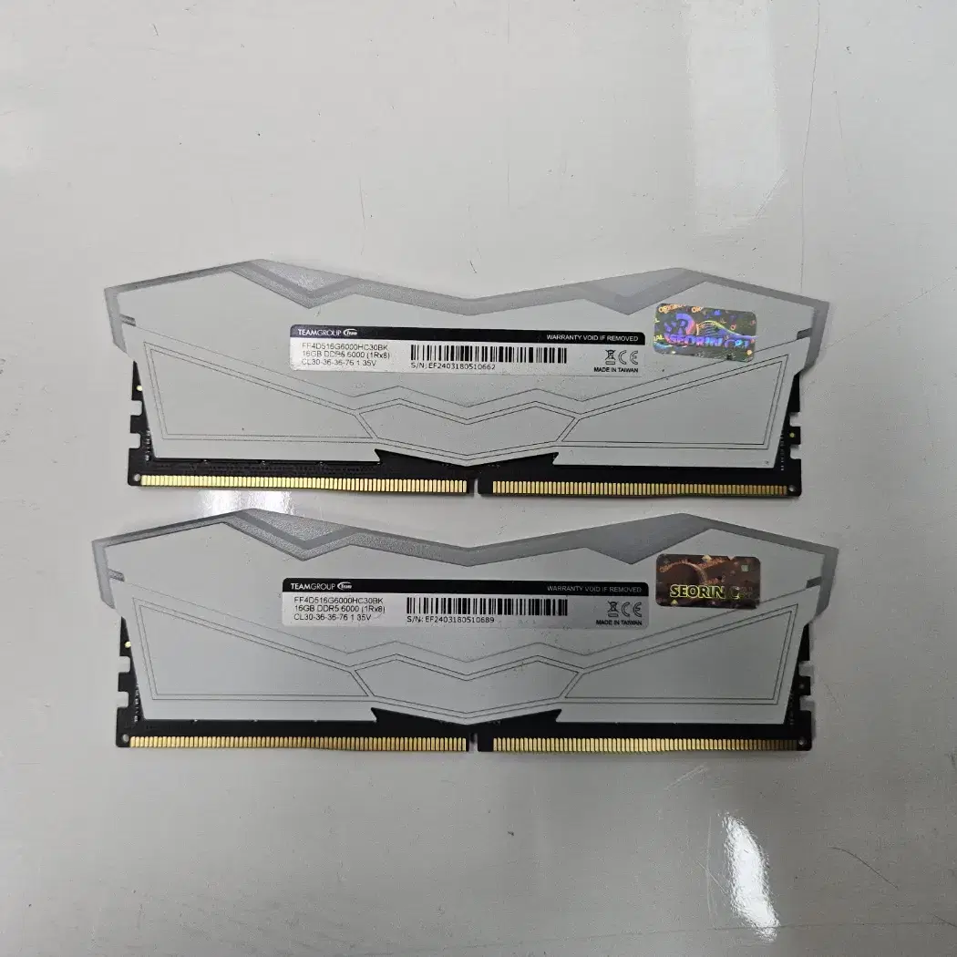 팀그룹 T-FORCE DDR5-6000 16x2 32기가 화이트 팝니다.