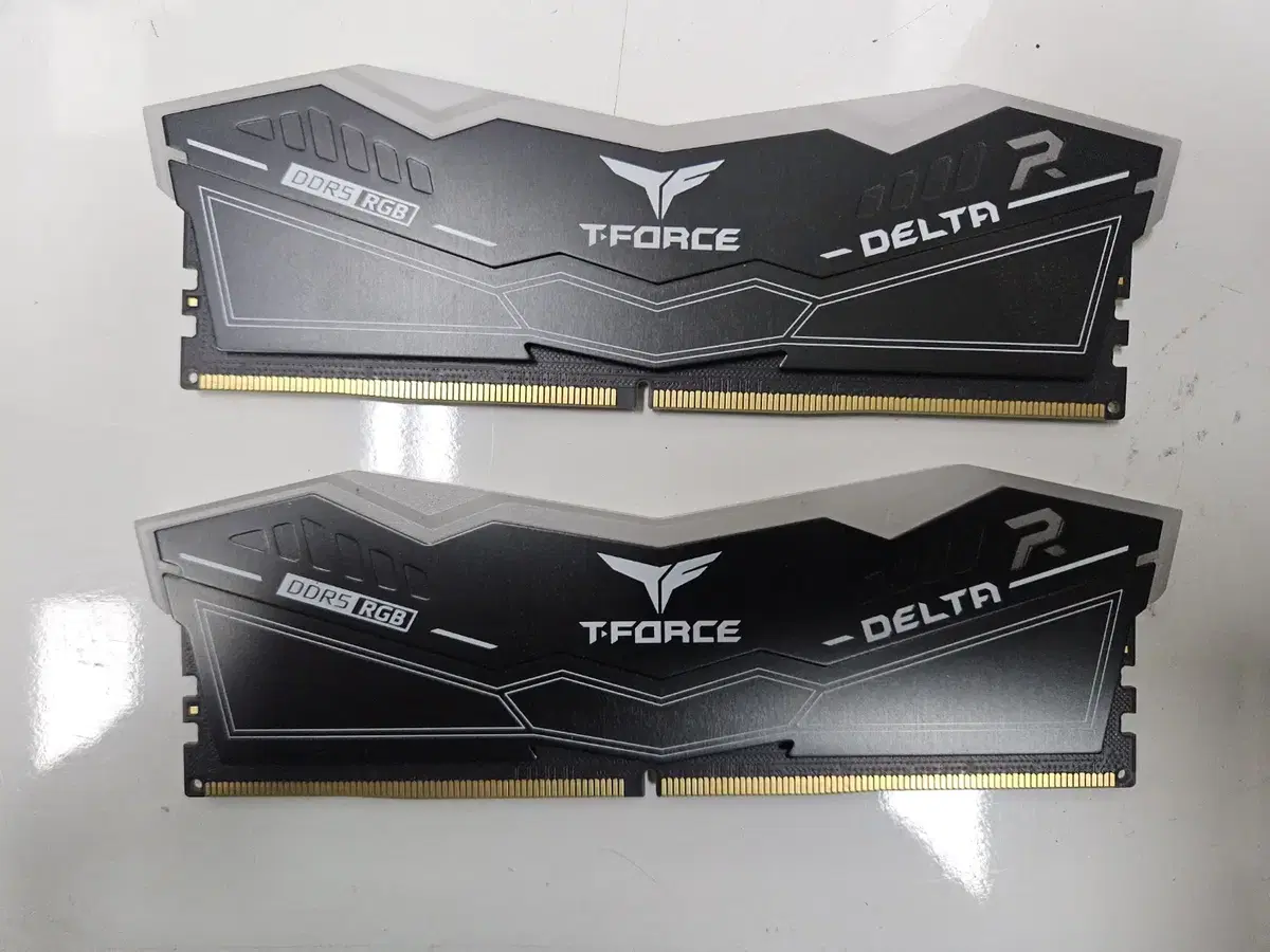 팀그룹 T-FORCE DDR5-6000 16x2 32기가 LED 팝니다.