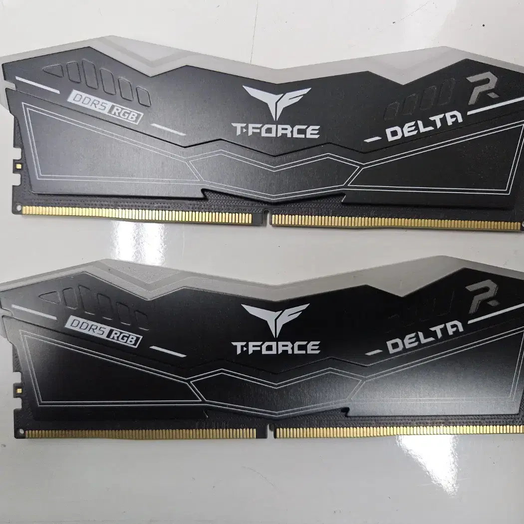 팀그룹 T-FORCE DDR5-6000 16x2 32기가 블랙 팝니다.