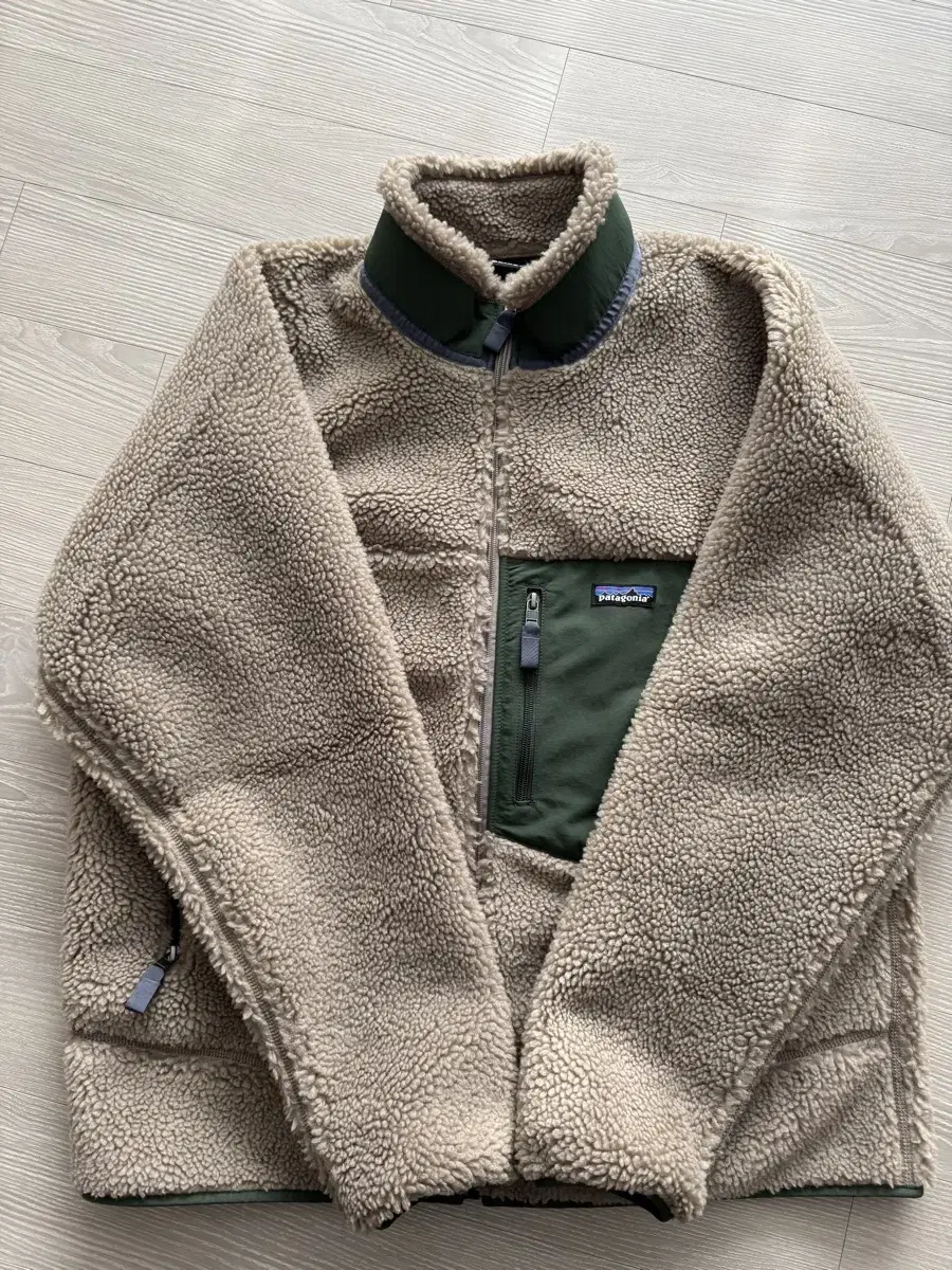 I'm selling a brand new Patagonia Men's Classic Retrox Jacket Furless XL.