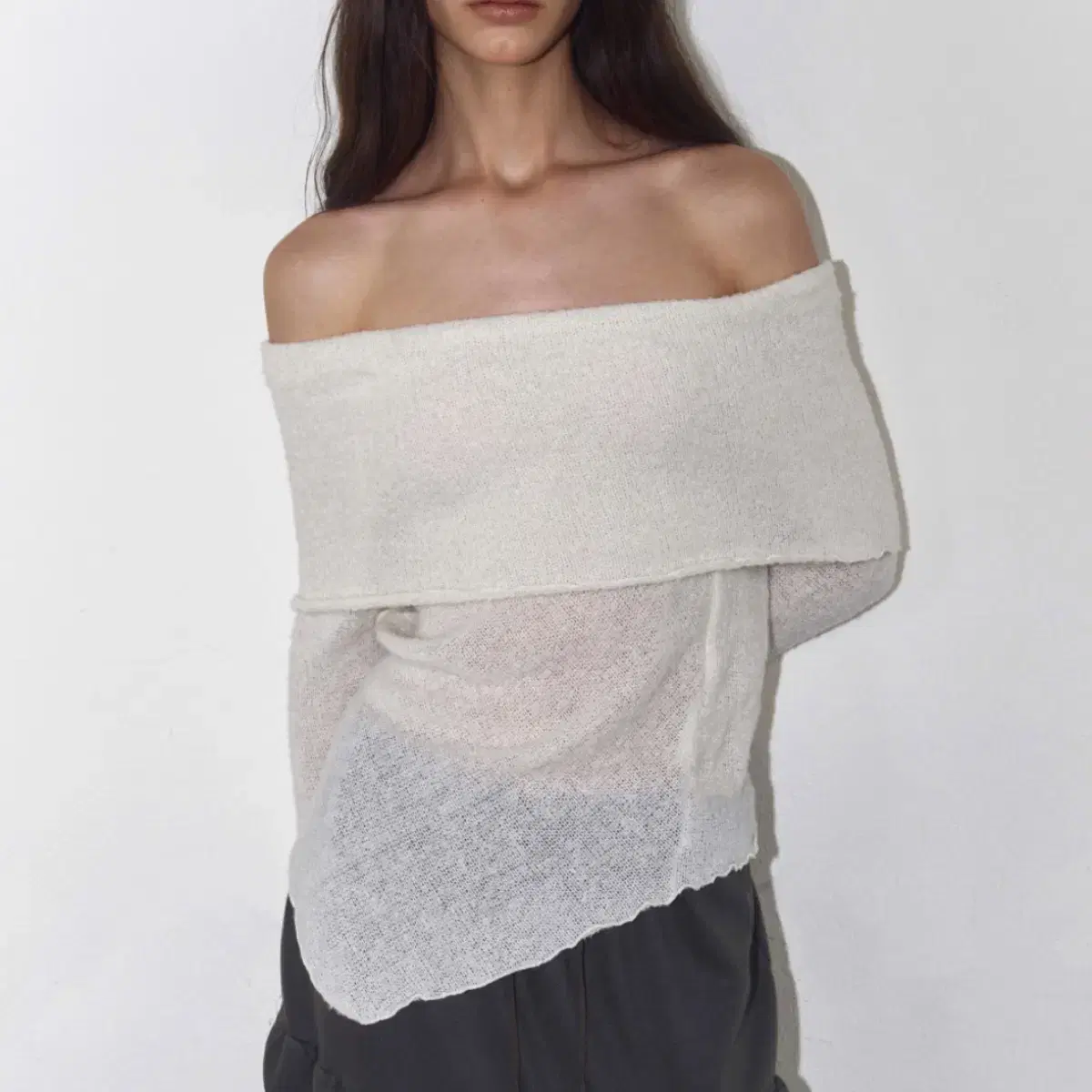 폴리수엠 오프숄더 WOOL OFF-SHOULDER SWEATER