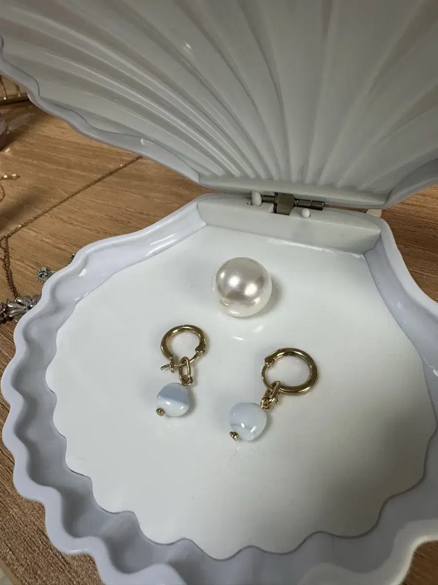 Sell earrings on AnneArthurStory