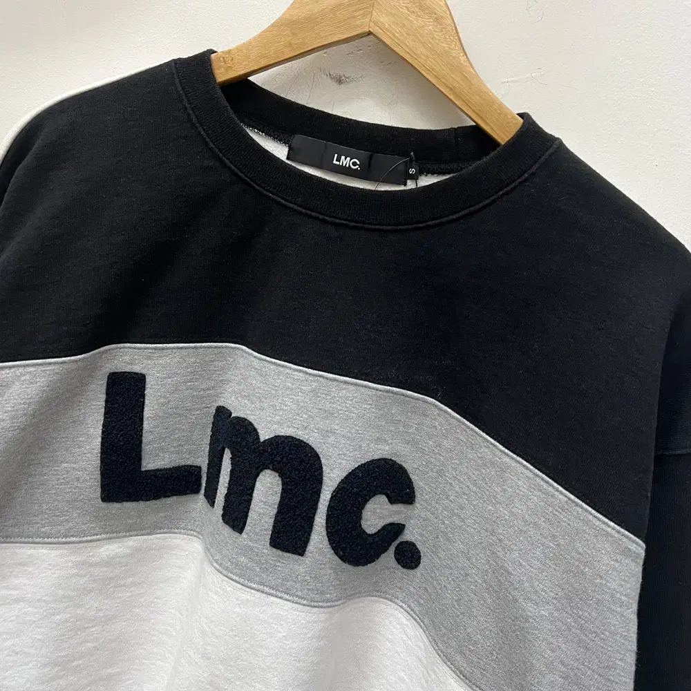 LMC 스펠아웃 오버핏 기모 맨투맨 S