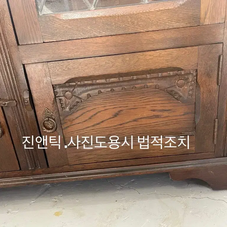 영국 앤틱가구 아담한 유리문 장식장 그릇장