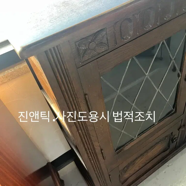 영국 앤틱가구 아담한 유리문 장식장 그릇장