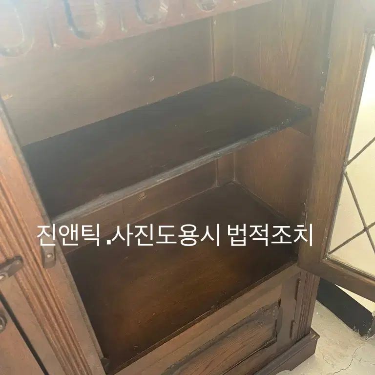 영국 앤틱가구 아담한 유리문 장식장 그릇장