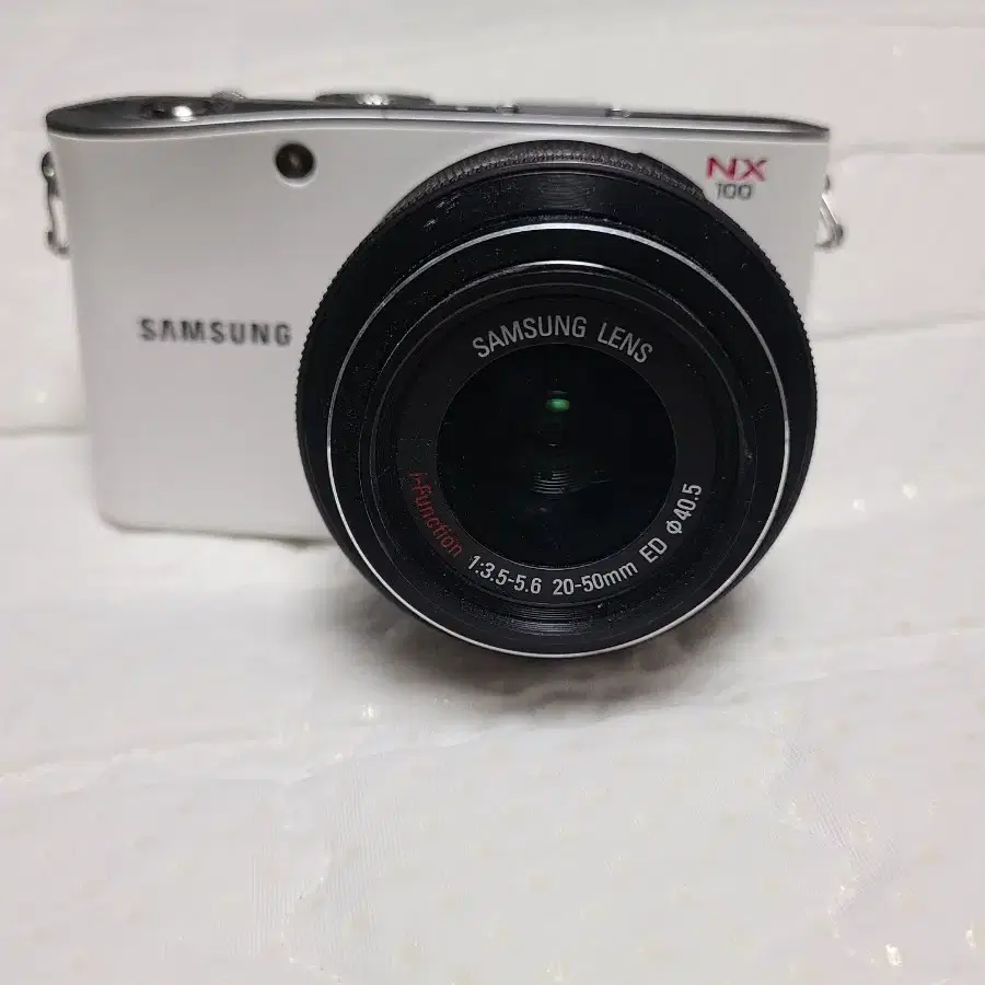 삼성 NX 100