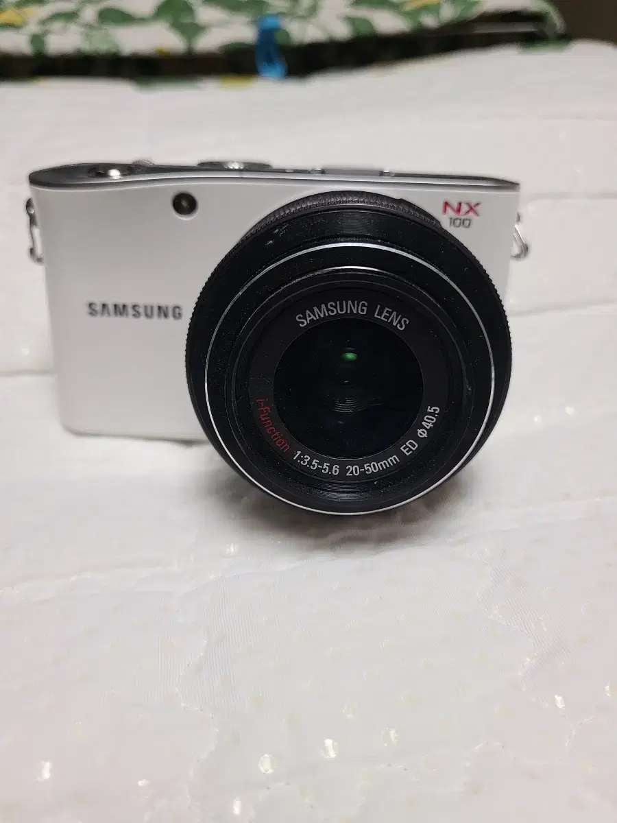 삼성 NX 100