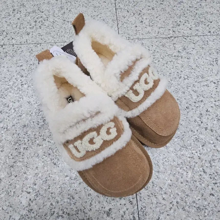 국내배송새상품] 호주 오즈웨어 UGG 로고 시어링 키즈 니트 어그 로퍼