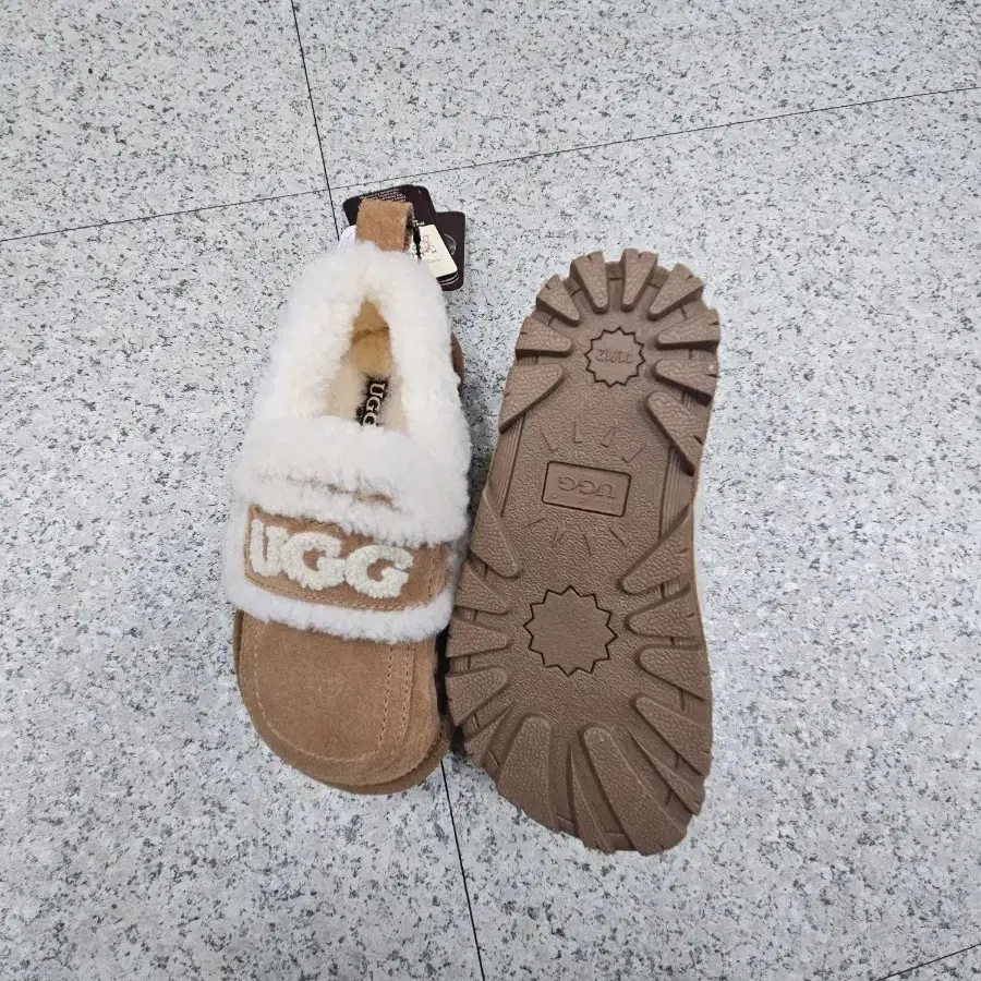 국내배송새상품] 호주 오즈웨어 UGG 로고 시어링 키즈 니트 어그 로퍼