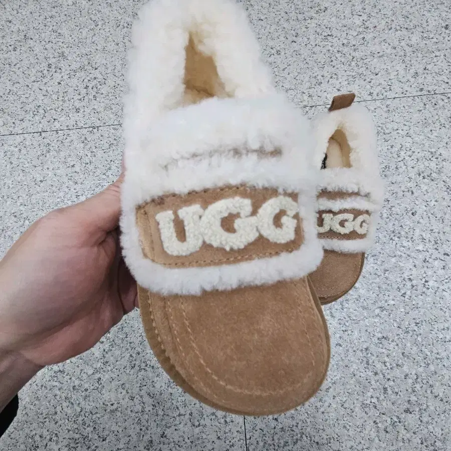 국내배송새상품] 호주 오즈웨어 UGG 로고 시어링 키즈 니트 어그 로퍼