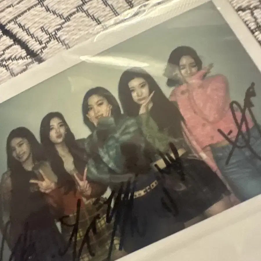 ITZY JAPAN LIMITED SIGNED POLA