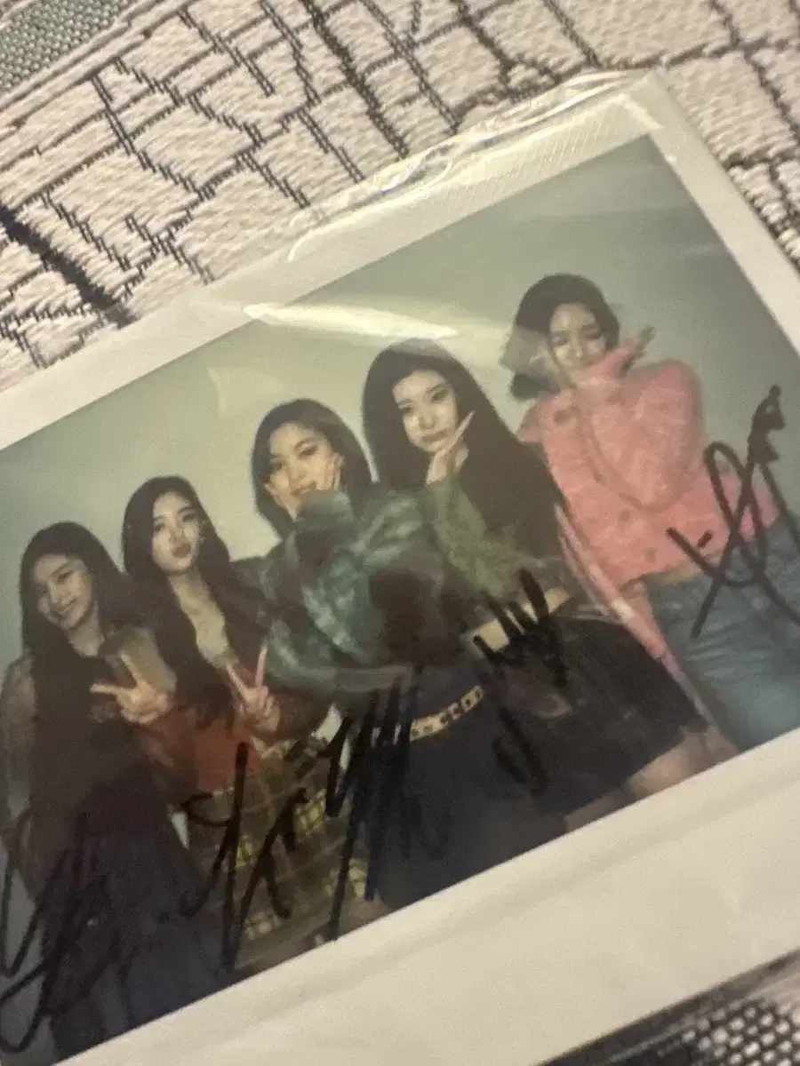 ITZY JAPAN LIMITED SIGNED POLA