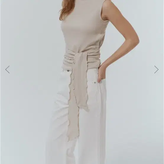 LEA 르에 HALF NECK SLEEVELESS TOP / OATMEA