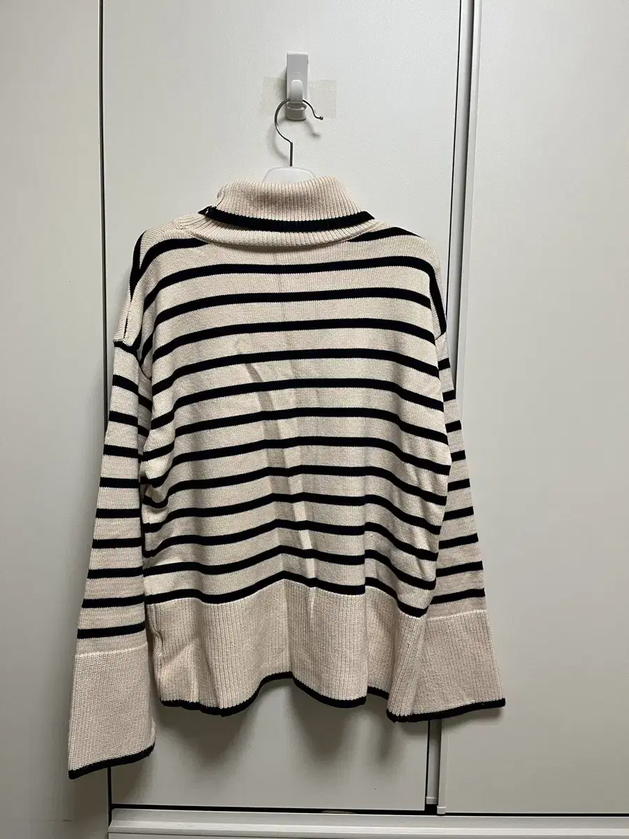 On-and-On Stripe Loose Fit pola Knit