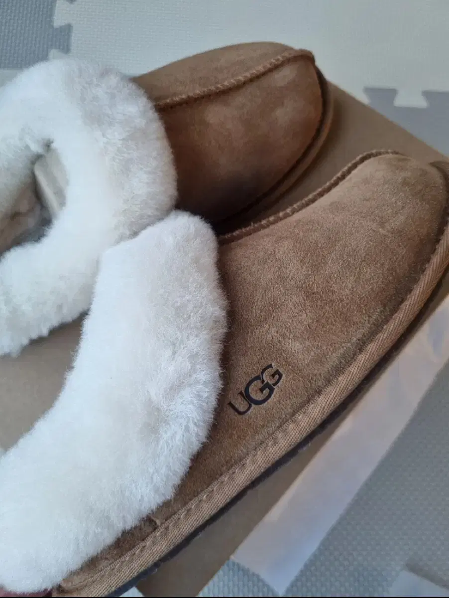 (새상품)UGG 퍼 라이닝 슬립온 슬리퍼