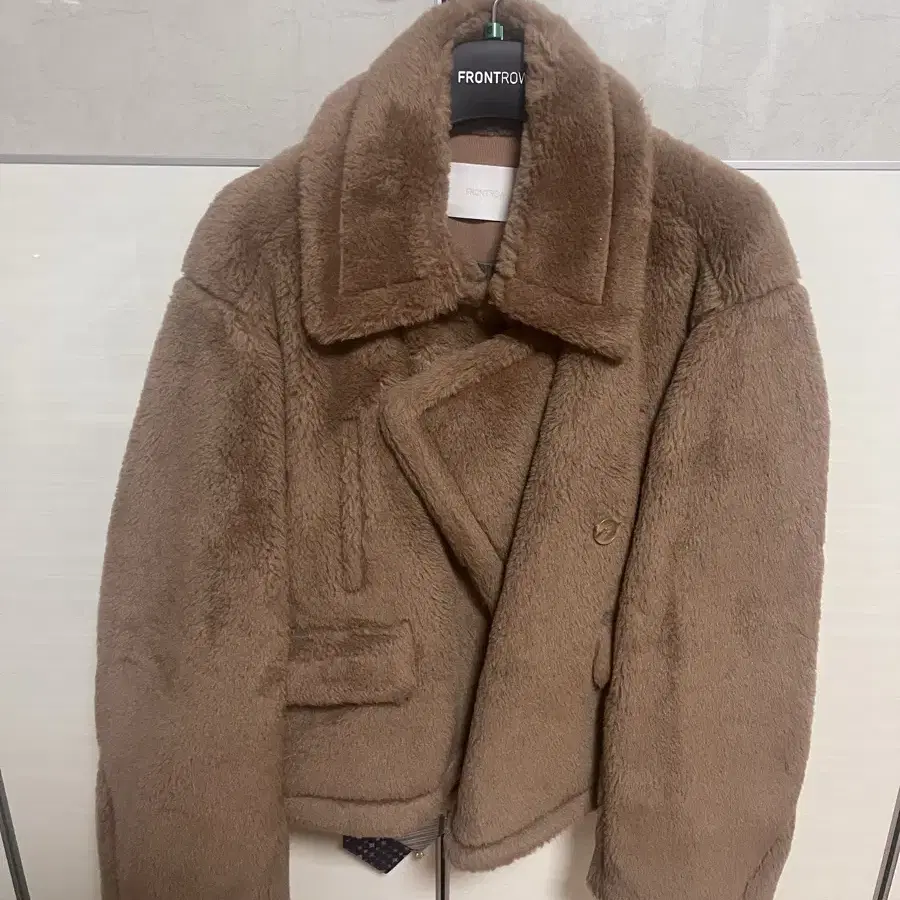 프론트로우 Wool Blend Crop Shearling Jacket