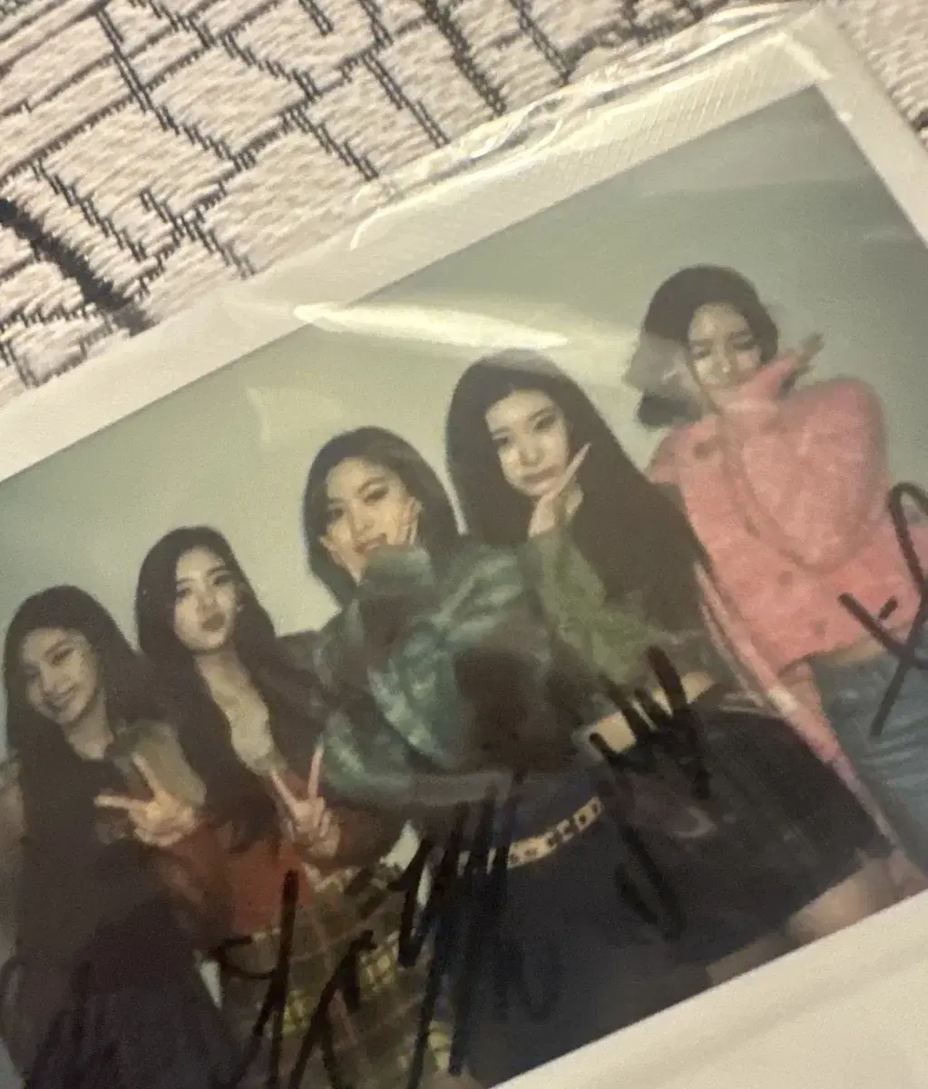 ITZY JAPAN LIMITED SIGNED POLAROID