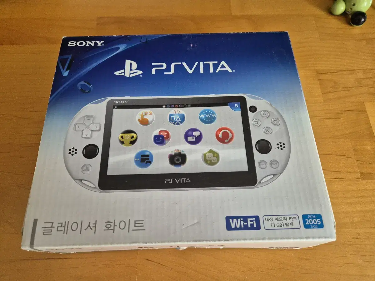 플스 ps vita 2005 2세대 화이트 소장용 팝니다.