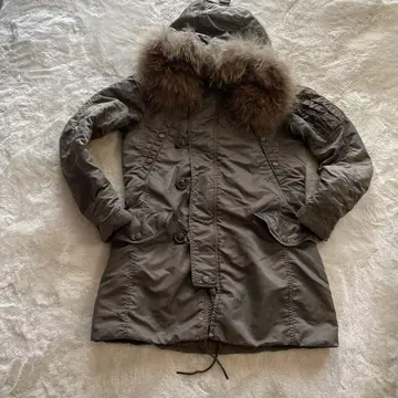 GOA 퍼 장식의 올리브 그린 모드 코트