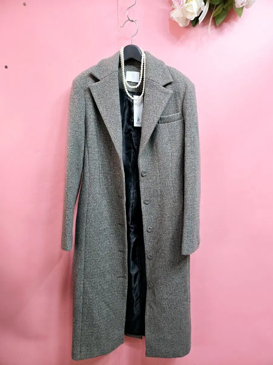 44) A long coat with beautiful lines