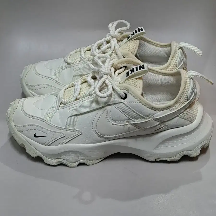 나이키 NIKE 운동화 TC 7900 DD9682-100(225)