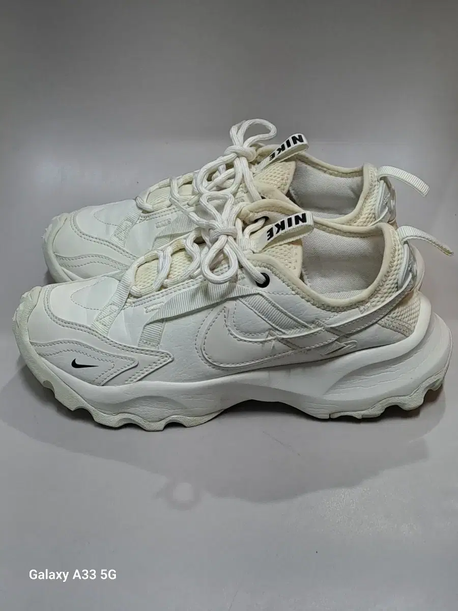 나이키 NIKE 운동화 TC 7900 DD9682-100(225)