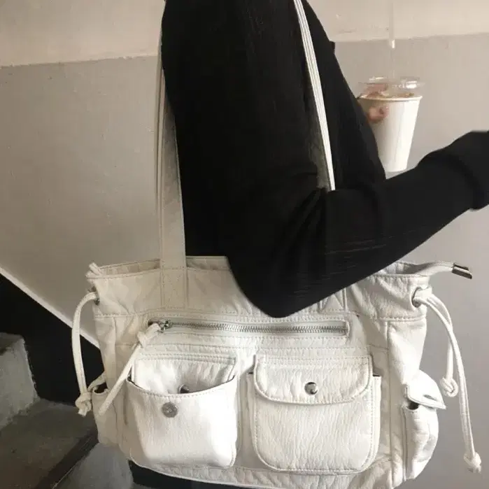 아워캐비넷 tail shoulder bag 숄더백 팔아요!