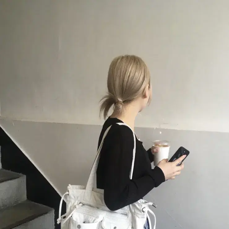 아워캐비넷 tail shoulder bag 숄더백 팔아요!