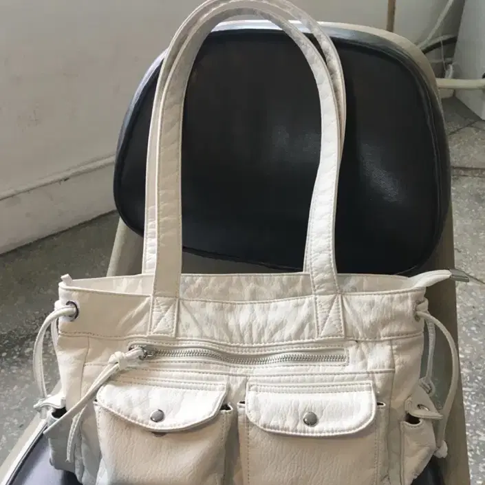 아워캐비넷 tail shoulder bag 숄더백 팔아요!