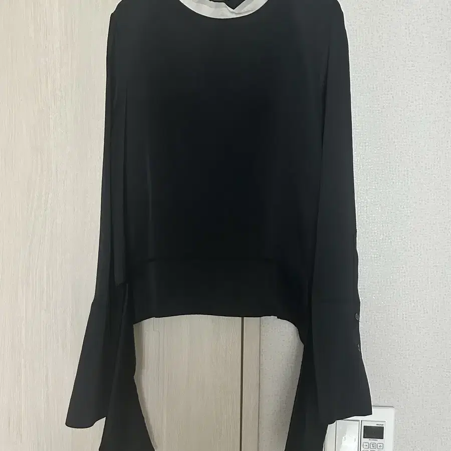 렉토 recto silk wide cuffs blouse (black)