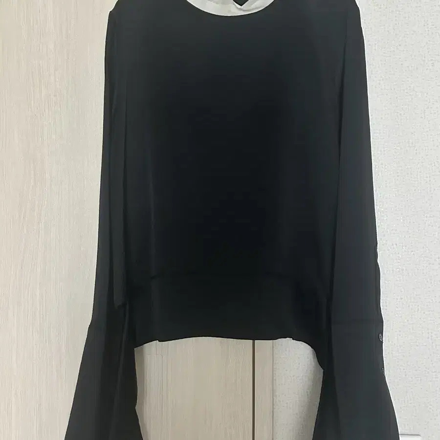 렉토 recto silk wide cuffs blouse (black)