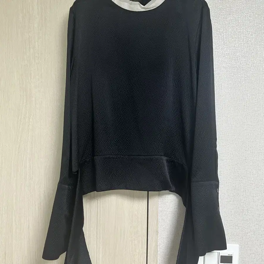 렉토 recto silk wide cuffs blouse (black)