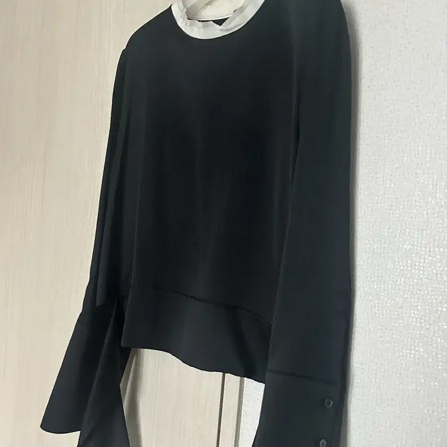 렉토 recto silk wide cuffs blouse (black)