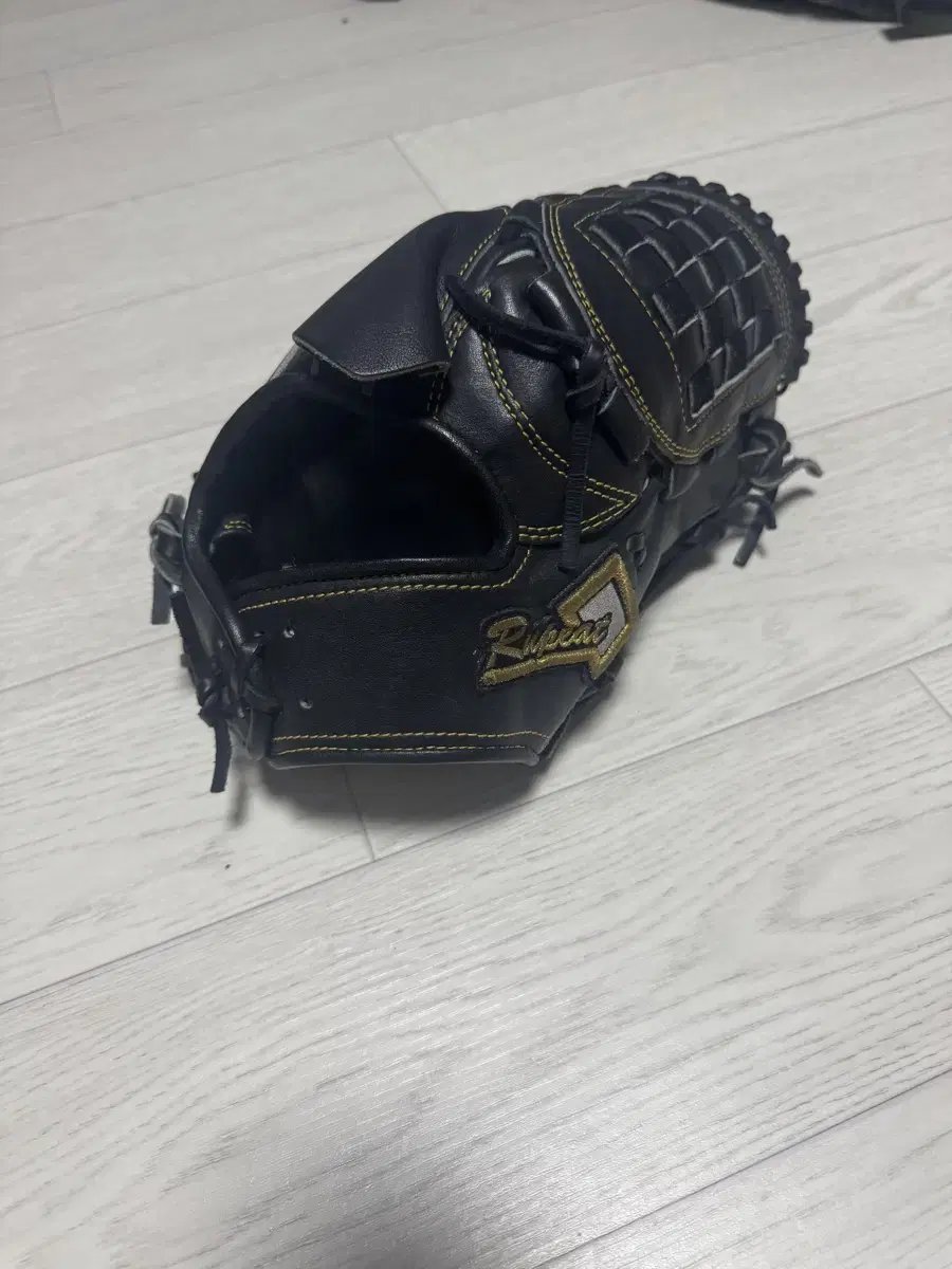 LEW'S PITCHING GLOVE